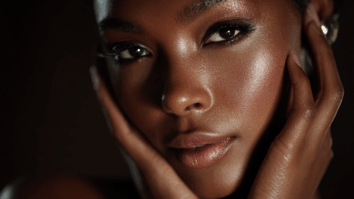 Mulher com a pele hidratada e saudável com um brilho (glow) bonito