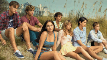 Uma foto do elenco de O Verão Que Mudou Minha Vida para anunciar o lançamento do filme que é continuação da série