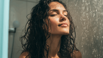 Mulher no banho simbolizando cabelos pós-lavados com shampoo e condicionador