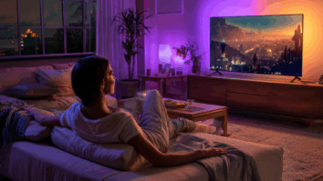 Mulher assistindo minissérie na Netflix