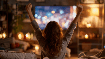 Imagem gerada por IA de mulher feliz e motivada após assistir filme feminino de superação