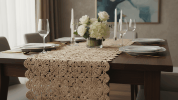 Mesa de jantar decorada com caminho de mesa de crochê artesanal em tom neutro, com louças modernas e flores naturais, destacando a beleza e o charme da decoração artesanal.