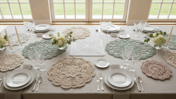 Mesa posta decorada com centros de mesa de crochê artesanais em diversos formatos e cores suaves, com detalhes delicados e gráficos de crochê fáceis, em ambiente elegante e iluminado.