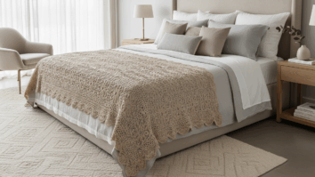 Quarto elegante com peseira de crochê de luxo em tom neutro sobre a cama, feita à mão com fios nobres e textura delicada, transmitindo sofisticação e aconchego artesanal.