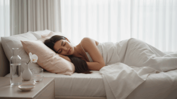 Mulher dormindo em travesseiro com fronha de seda clara, cabelo solto e saudável, pele luminosa e quarto iluminado suavemente, simbolizando os benefícios da fronha de seda para cabelo e pele.