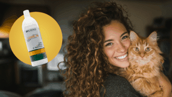 Foto do Leave-In da Biocachos, e no fundo uma mulher de cabelos cacheados com um gato em seus braços