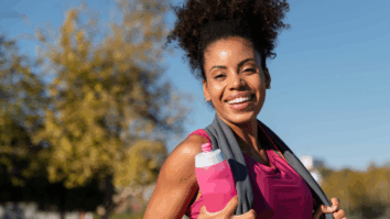 Mulher confiante com roupas esportivas próximo a uma pista de caminhada