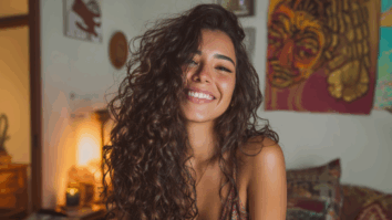 Imagem gerada por IA de Mulher com cabelos cacheados representando cabelo tratados com cronograma capilar