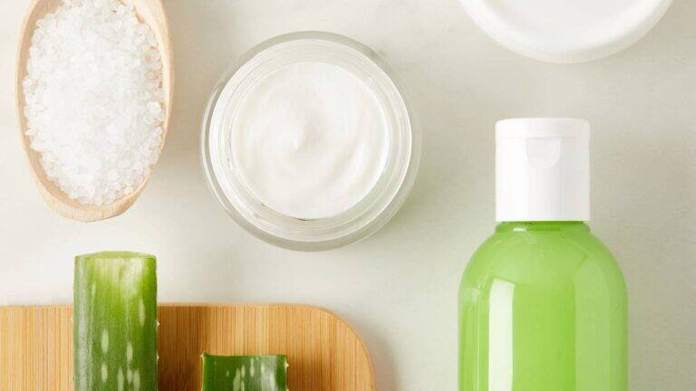 Como preparar um creme facial com babosa para produção de colágeno e cuidar da pele