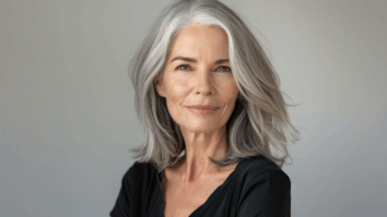 Mulher com cabelos brancos