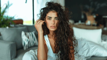 Imagem gerada por IA de mulher com cabelos cacheados mais espesso e volumoso