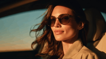 Mulher confiante ao volante, com óculos de sol e expressão serena, iluminada pelo pôr do sol — uma imagem que reflete equilíbrio interno e autoconfiança, essência da relação entre dopamina e autoestima.