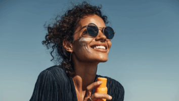 Imagem gerada por IA de mulher com protetor solar no rosto