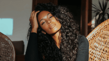 Mulher de cabelos cacheados