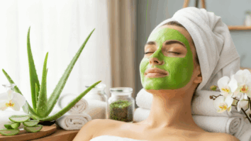 Ingredientes naturais para máscara facial de babosa, com folha cortada, gel transparente, mel e óleo de coco em frascos de vidro, sobre bancada iluminada.