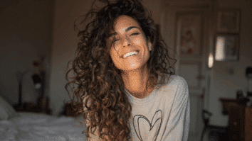 Mulheres com cabelos cacheados