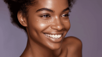 Mulher com creme para os olhos aplicado sob a pele abaixo dos olhos