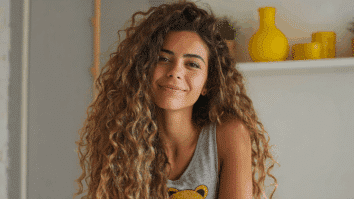 Mulher com cabelos cacheados