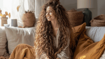 Mulher com cabelos cacheados e compridos