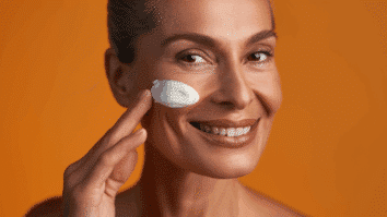 Mulher com creme aplicado sobre a pele, apresentando uma pele com rugas suavizadas