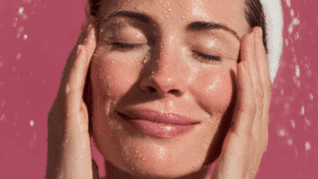 Mulher sorrindo e apresentando uma pele viçosa