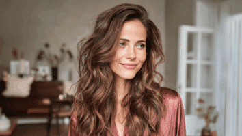 Mulher apresentando cabelos com brilho e sedosidade