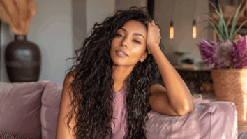 Imagem gerada por IA de Mulher de cabelos cacheados em uma sala