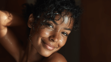 Imagem gerada por IA de uma mulher coma pele hidratada e com viço