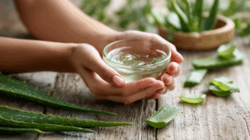 Mão de mulher segurando um pote de vidro com gel de babosa dentro