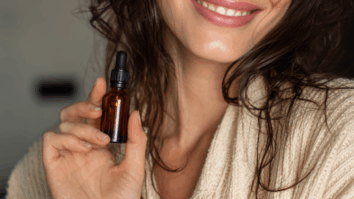 Mulher com um sérum de ácido hialurônico na mão