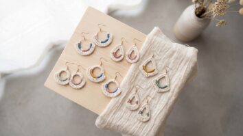 Brincos de crochê artesanal em algodão, cores suaves - composição minimalista vista de cima - Imagem gerada com inteligência artificial, licença paga e uso exclusivo para este conteúdo.