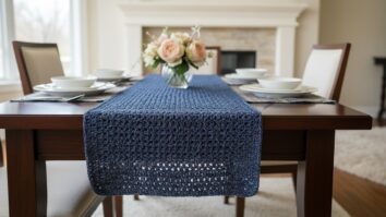 Sala de jantar elegante com caminho de mesa de crochê azul escuro e dourado sobre mesa de madeira escura com arranjo floral