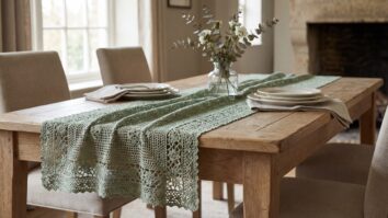 Caminho de mesa artesanal de crochê em algodão verde, estilo delicado e acolhedor, estenicado e acolhedor, estendido sobre mesa de madeira clara em sala de jantar com louça neutra e pequeno vaso decorativo, luz natural difusa destacando a trama suave e desenho rendado.