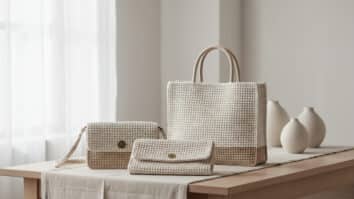 Composição de três bolsas de crochê off-white - tote, crossbody e clutch em estúdio minimalista