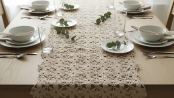 Mesa de jantar elegante com caminho de mesa de crochê em tons neutros, louça branca e decoração minimalista