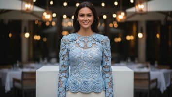 Mulher sorrindo com blusa de crochê irlandês em algodão mercerizado azul claro, cena editorial noturna em restaurante ao ar livre