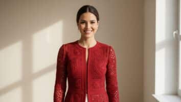 Mulher brasileira sorridente em ambiente minimalista com blusa de crochê vermelho, gráficos rendados e detalhes geométricos, modelagem elegante e acabamento profissional, luz natural.