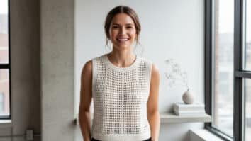 Mulher sorridente usando regata de crochê em algodão cru com design quadrado minimalista e ponto vazado em ambiente neutro com elementos sutis e luz natural difusa