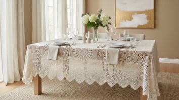 Sala de jantar elegante com mesa posta decorada por toalha de crochê off-white com louça branca e taças de cristal em ambiente sofisticado