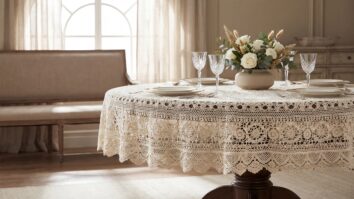 Sala de jantar elegante com toalha redonda de crochê artesanal luxo cru com pontos rendados elaborados, mesa de madeira nobre, louça branca etos rendados elaborados, mesa de madeira nobre, louça branca e taças de cristal.