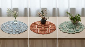 Composição editorial dividida em três partes mostrando diferentes centros de mesa em crochê circular com padrões únicos, cada um acompanhado apenas de um pequeno arranjo vegetal sobre mesas de madeira clara sob iluminação natural difusa.