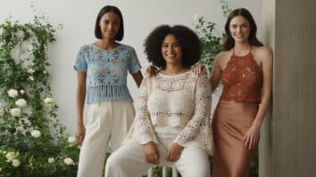 Três mulheres diversas em poses diferentes usando croppeds de crochê com fundo de jardim