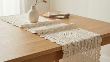 Trilho de mesa de luxo em crochê algodão cru com detalhes rendados em mesa minimalista de madeira clara.