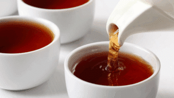 Imagem de alguém despejando chá em xícaras