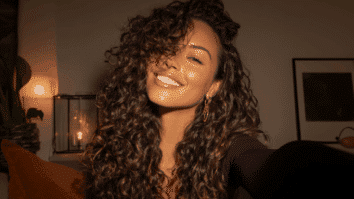 Mulher com cabelos cacheados