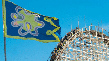 Imagem da bandeira do parque Hopi Hari próximo da montanha russa do parque