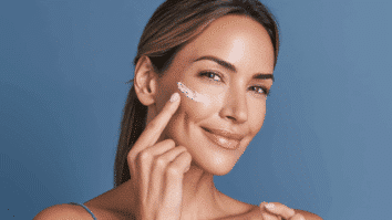 Mulher com creme Nivea aplicado sobre a pele