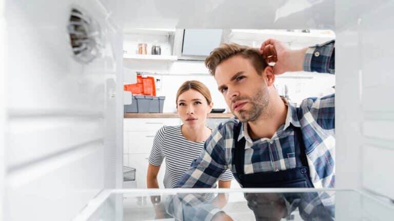 Quer eliminar odores da geladeira? Então não jogue fora as rolhas da sua casa