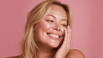 Mulher com creme parte d euma rotina de skincare aplicado sobre a pele