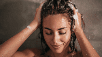 Mulher lavando os cabelos
